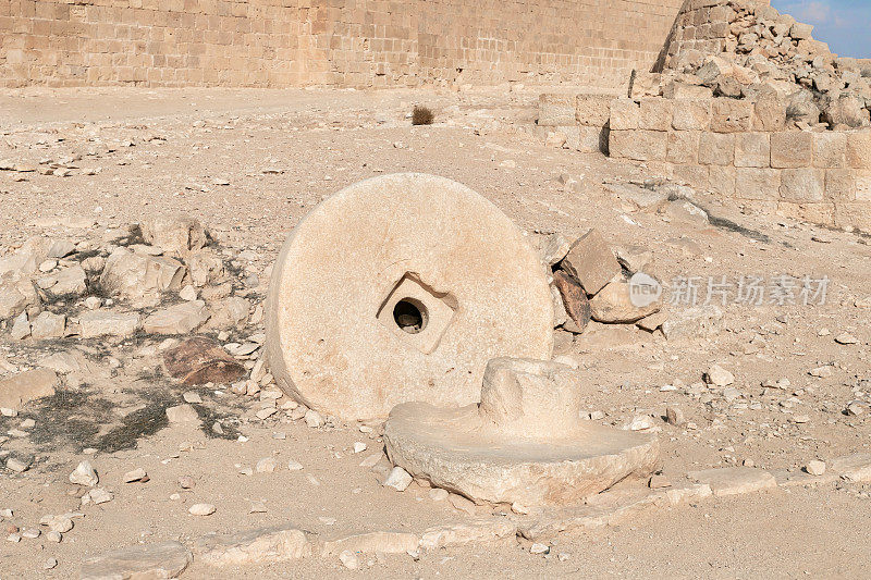 在以色列南部Mitzpe Ramon市附近的一条叫做香之路的贸易路线上，Nabateans Avdat城市堡垒遗址附近的磨盘遗迹